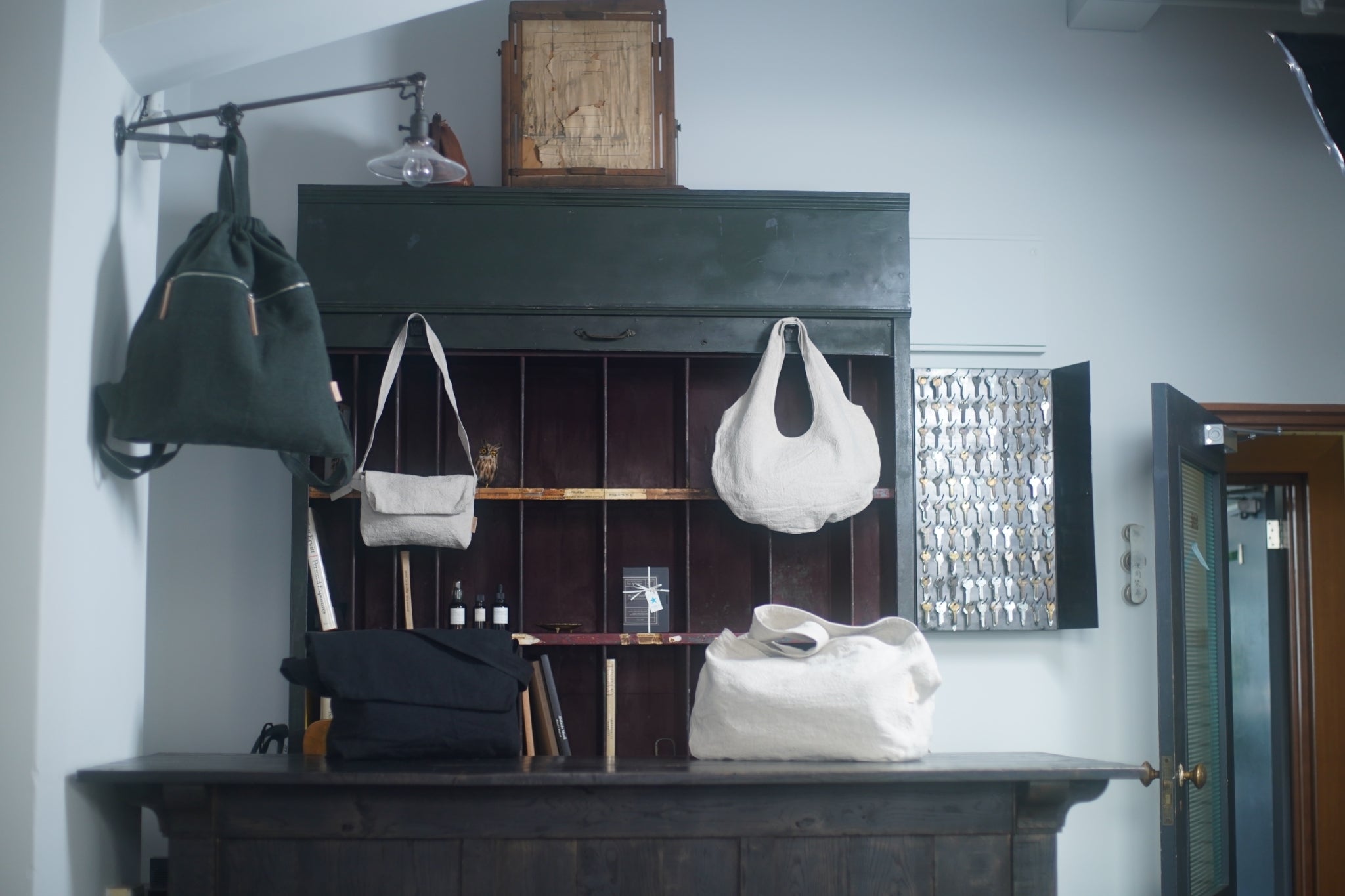 リネンとウール両方の素材感を楽しめる『HYBRID LINEN』シリーズ。
