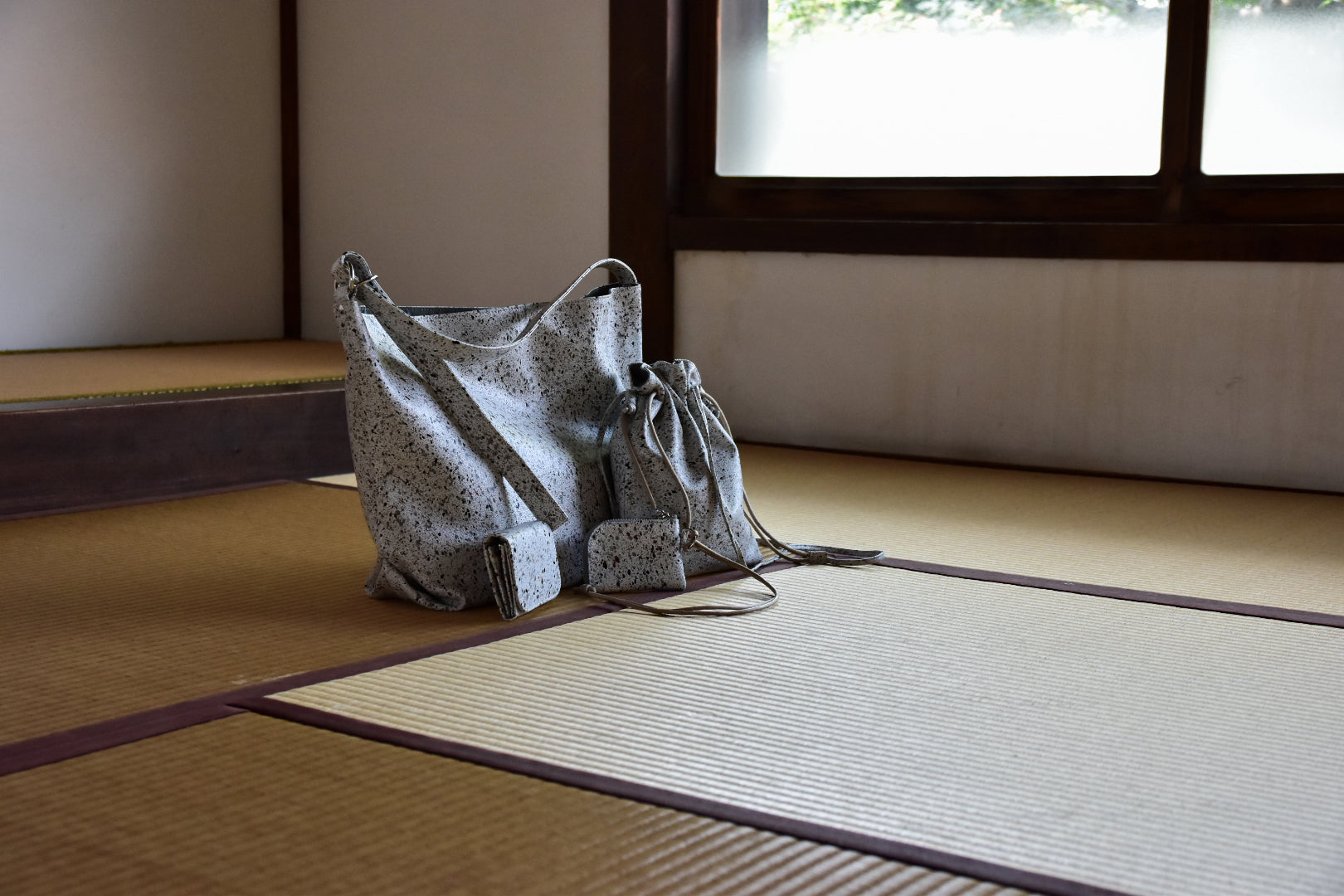 兵庫県の特産である本御影石を模したソフトレザーを採用した『MIKAGE』シリーズ。