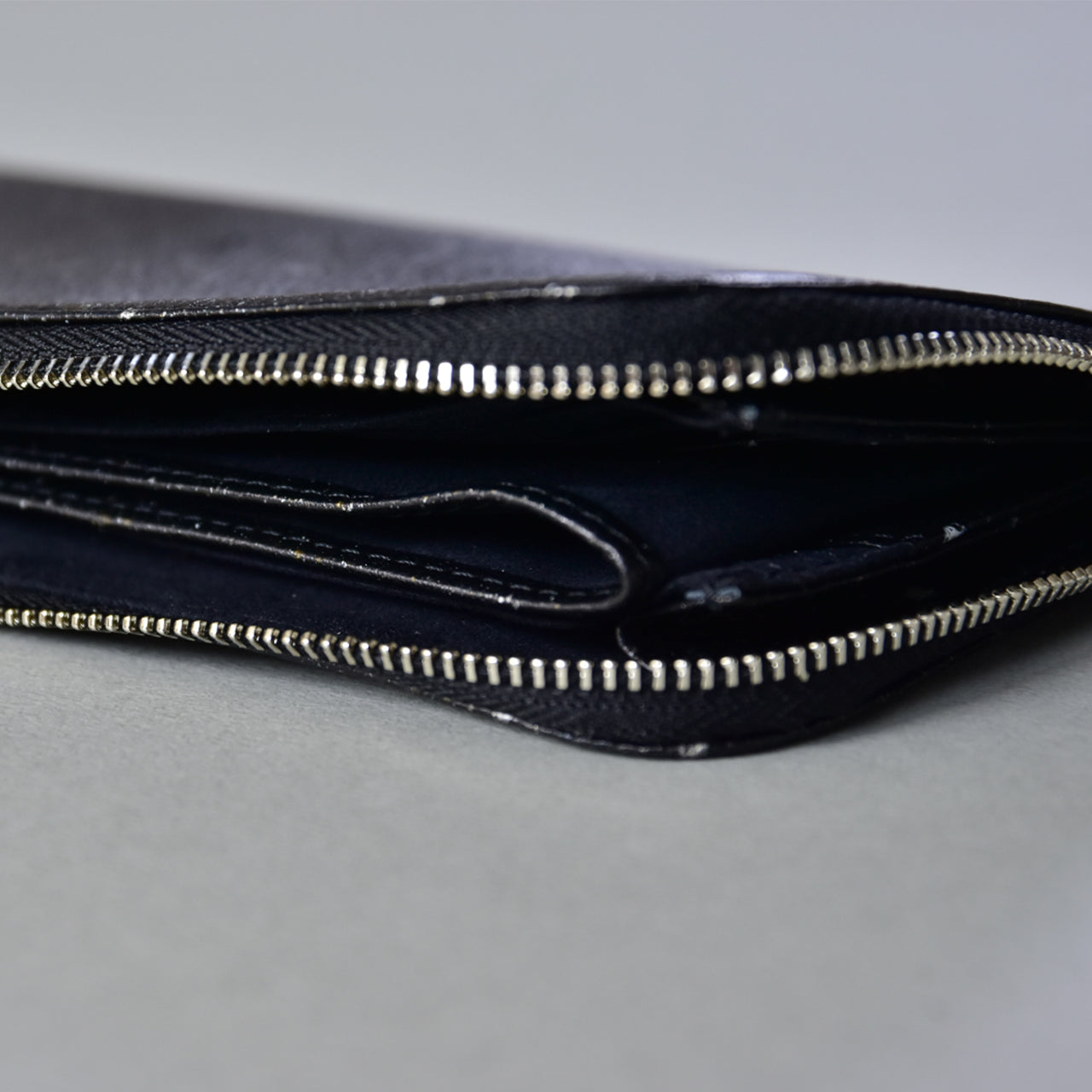 【MIKAGE】HALF ZIP WALLET LARGE / ハーフジップウォレット ラージ