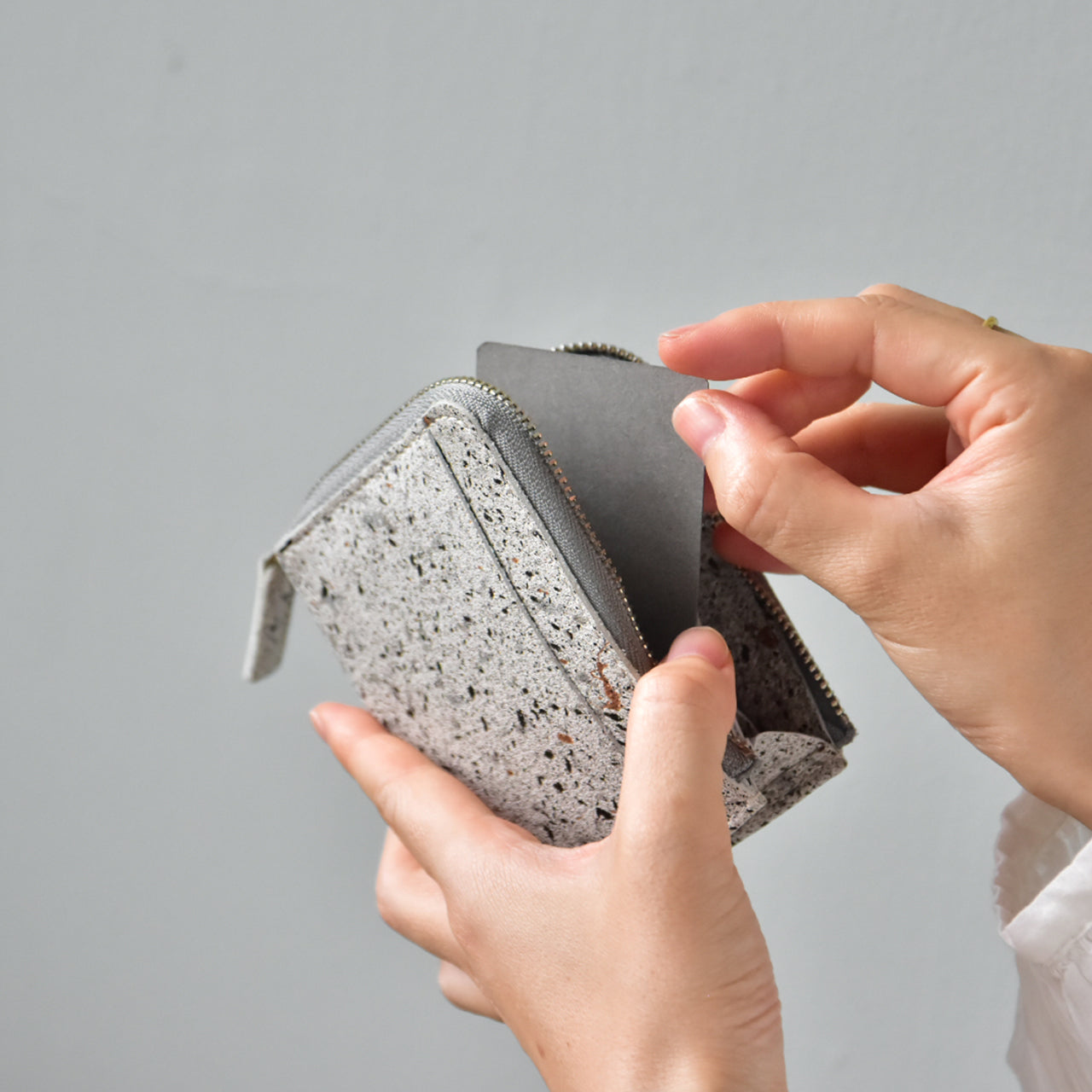 【MIKAGE】HALF ZIP WALLET SMALL / ハーフジップウォレット スモール